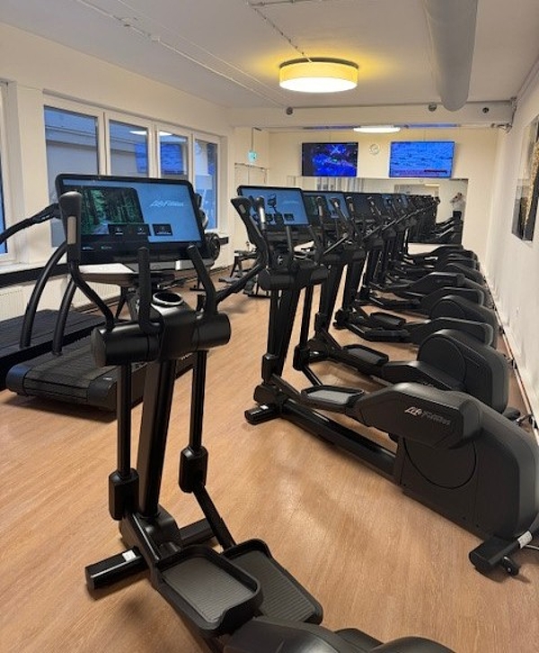 Luxus-Cardiogeräte im Fitnessstudio Arabellapark München Crosstrainer mit Multimedia-Display im Fitnessstudio Arabellapark München