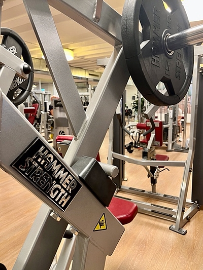 viele neue Hammer Strength Geräte seit Mai 2023 über 20 neue Kraftgeräte seit Mai 2023 im Fitnessstudio Arabellapark München