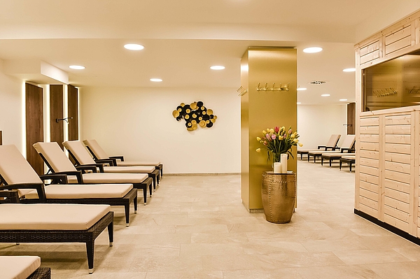 Sauna & Ruheraum im Arabella Fitness | Fitnessstudio München-Bogenhausen Ruheraum mit Liegen und Sauna im Arabella Fitness – Fitnessstudio München-Bogenhausen