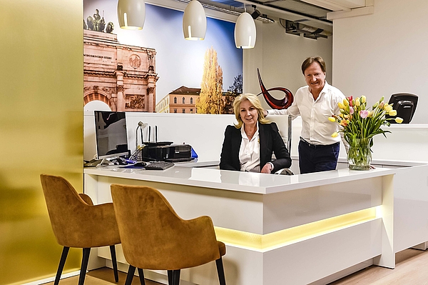 Empfang im Arabella Fitness | Fitnessstudio München-Bogenhausen Rezeption im Arabella Fitness München-Bogenhausen mit Inhaberin Gabi am Empfang und Heiko dahinter