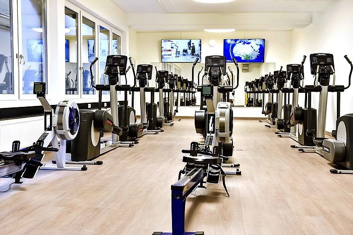 neuer Cardio-Fitnessraum mit 12 Crosstrainern Cardiogeräteraum neu gestaltet