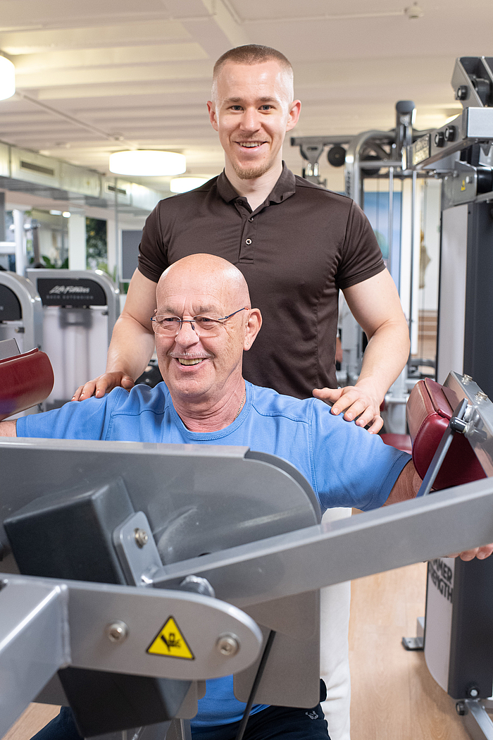 Personaltraining mit Moritz – dein persönlicher Trainer in München Bogenhausen Personaltrainer Moritz beim individuellen Training mit einem Kunden im Fitnessstudio Arabellapark München Bogenhausen