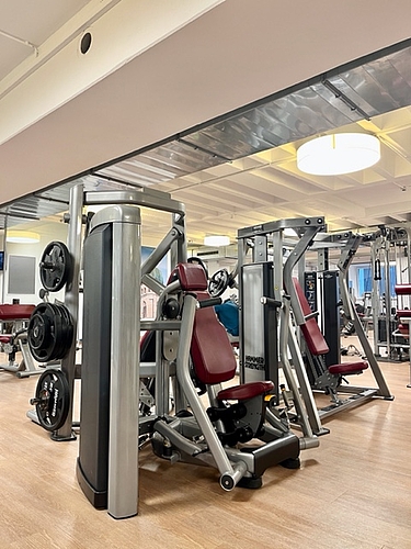 seit Mai 2023 gibt es viele neue Kraftgeräte von Life Fitness