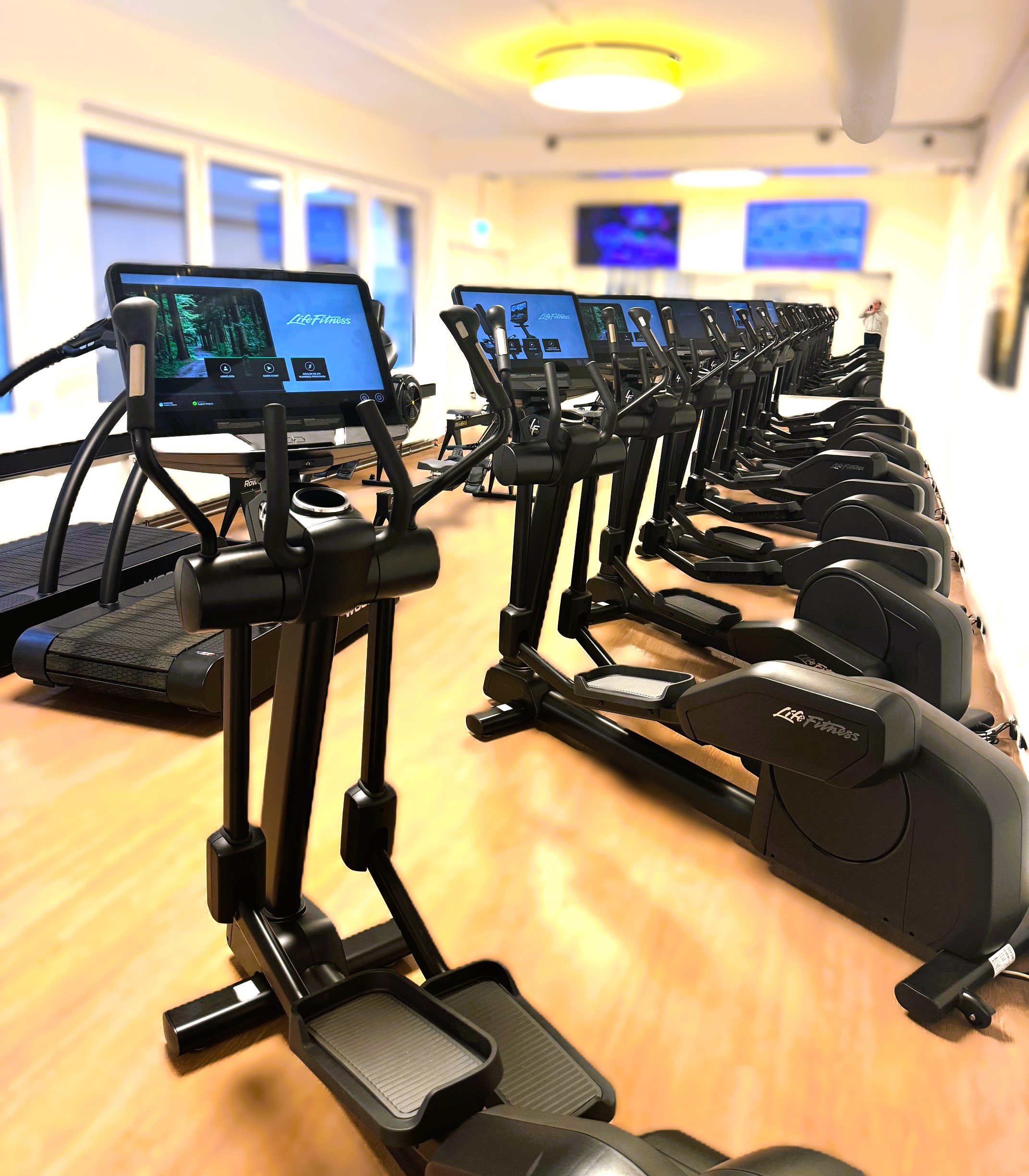 Ausdauertraining mit den neuen Crosstrainern im Fitnessstudio Arabellapark