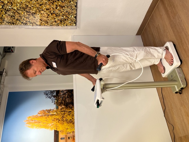 Tanita-Körperanalyse im Fitnessstudio München Bogenhausen Mann steht auf der Tanita-Waage für eine Körperanalyse im Fitnessstudio München Bogenhausennchen