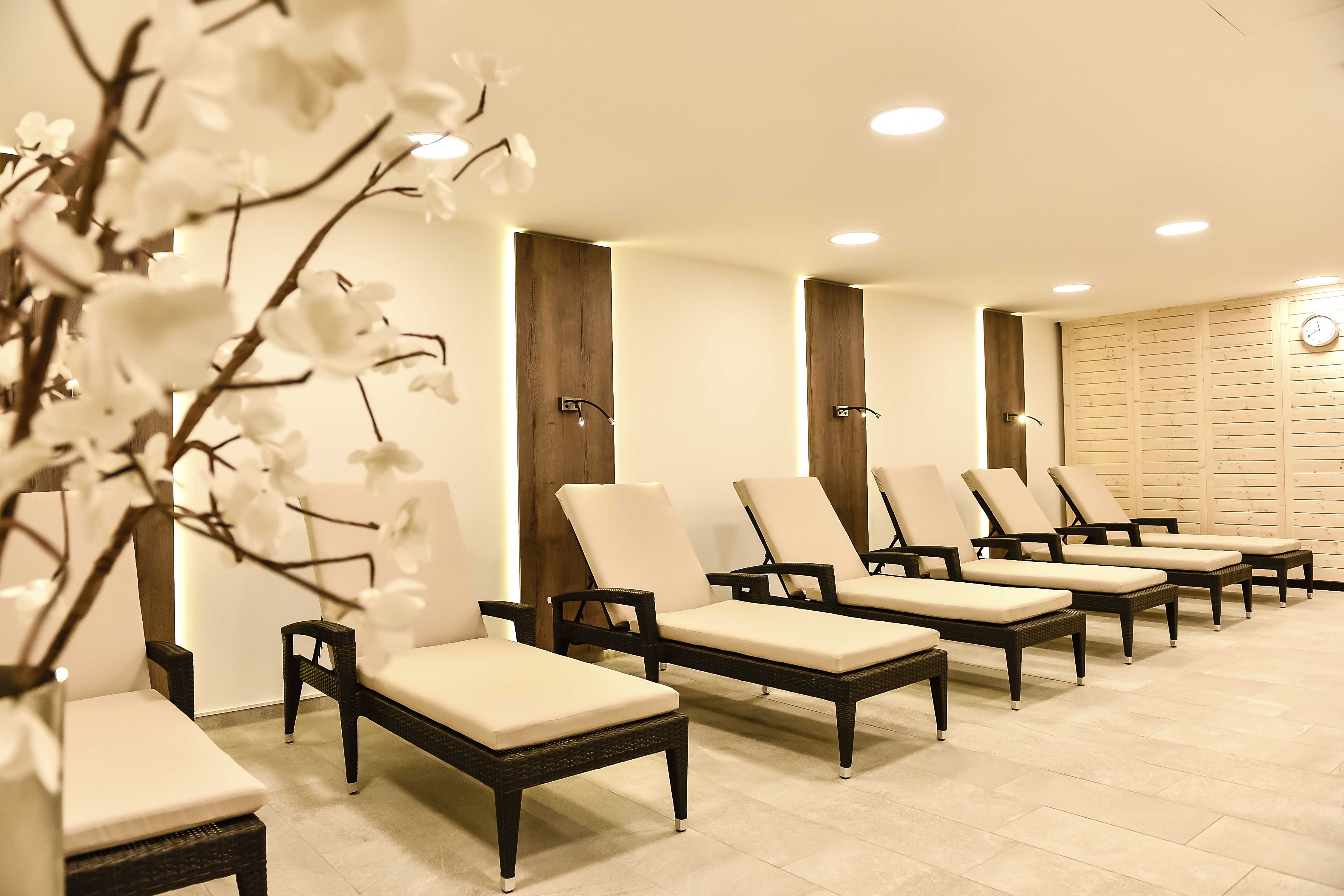 neue Sauna mit neuem Ruheraum im Fitnesssrtudio Arabellapark München neu sanierter und größerer Ruheraum im Fitnessstudio Arabellapark