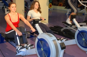 Im Fitness- Studio Arabellapark in München Bogenhausen stehen Ihnen viele verschiedene Ausdauergeräte zur Verfügung, zum Beispiel hier im Bild die Ruderergometer.