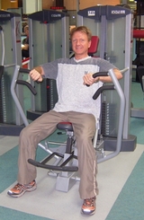 Brustdrückmaschine im Fitnessstudio Arabellapark München