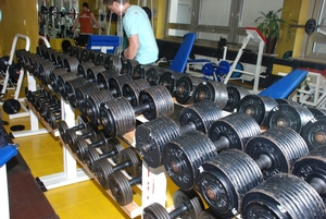 Kurzhantel- Training im Fitnessstudio Arabellapark München