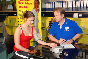 Im Fitnessstudio Arabellapark in München Bogenhausen trainieren Sie für günstige Euro 4,99 pro Woche.
