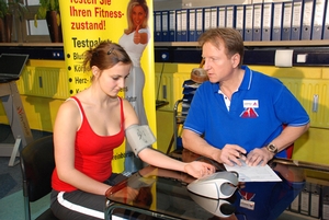 Elektronische Blutdruckmessung im Fitnessstudio Arabellapark