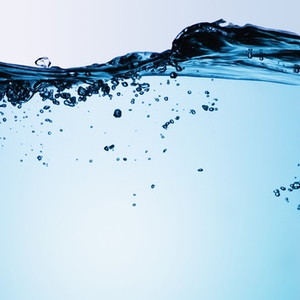 Wasser trinken ist eine der wichtigsten Regeln beim Thema Abnehmen und Fitnesstraining