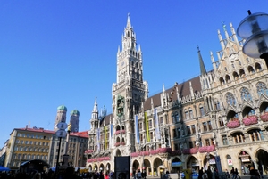 Sehr beliebt bei den Touristen, der Marienplatz in München mit Rathaus und Glockenspiel. Sehr beliebt bei den Touristen, der Marienplatz in München mit Rathaus und Glockenspiel.